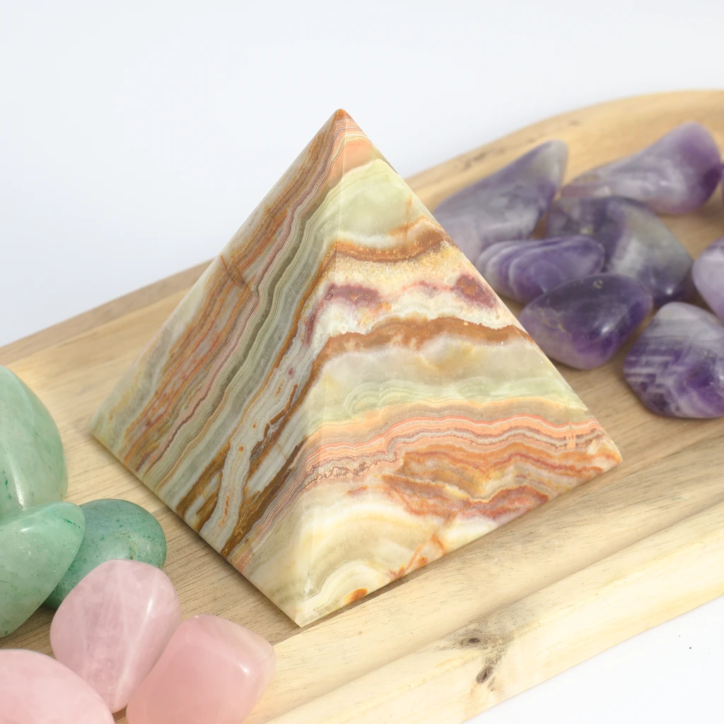 Pyramida ze zeleného onyxu 7,5 cm – klid, obnova a jemná ochrana