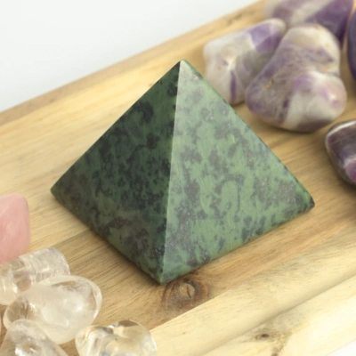 Pyramida serpentin - nefrit